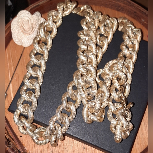 Gold vintage Avon large link chunky texture necklace with toggle clasp signed - Picture 2 of 8